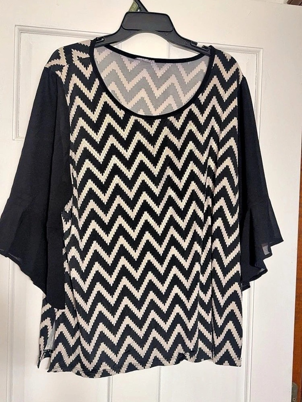 Chevron Pattern Tunic in Black & White Like New